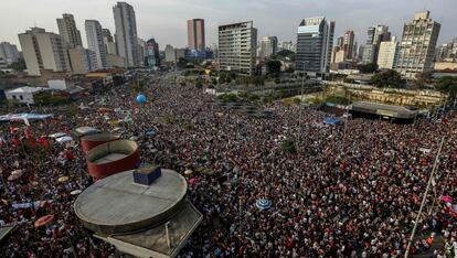 O Brasil se deparou neste sábado, 29 de setembro, com a maior manifestação de rua desde o auge da crise política do impeachment, em 2016. Atendendo a uma convocatória das mulheres que rejeitam o candidato de extrema direita, Jair Bolsonaro, centenas de milhares saíram às ruas sob a consigna #EleNão. A ofensiva foi seguida por vários grupos sociais e um dos maiores pontos de concentração foi o Largo da Batata, em São Paulo. Os organizadores falam em 150.000 pessoas, mas a Polícia Militar não quis estimar público.