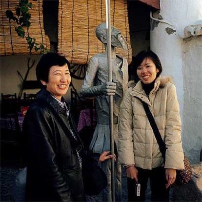 Dos turistas japonesas en la Venta del Quijote, en Puerto Lápice (Ciudad Real).