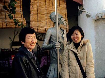 Dos turistas japonesas en la Venta del Quijote, en Puerto Lápice (Ciudad Real).