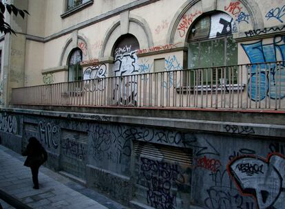 Una de las fachadas de un colegio situado en la calle Barceló. El ayuntamiento limpió en 2007 unos 110.000 metros cuadrados de pintadas.