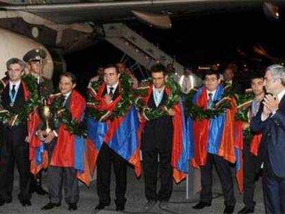 El presidente de Armenia, Serzh Sargsy&aacute;n, a la derecha, recibe  en Yerev&aacute;n a la selecci&oacute;n armeniana que gan&oacute; el oro en la Olimpiada de 2012.