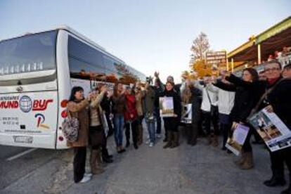 Las madres del Colegio de Montserrat (Valencia) que elaboraron un calendario erótico para poder pagar el transporte escolar de sus hijos brindan ante el microbús en el primer día lectivo tras las vacaciones de Navidad.