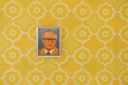 Un retrato de Erich Honecker, último presidente de la RDA, en una de las habitaciones del Ostel Das DDR, en Berlín (Alemania).