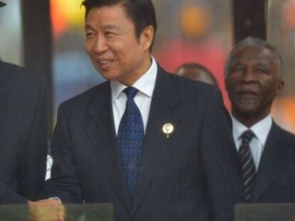 El vicepresidente chino Li Yuanchao estrecha manos con el presidente de EE UU, Barack Obama (izquierda) en el homenaje a Nelson Mandela.