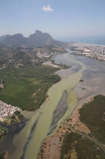 Uma foto aérea tomada pelo biólogo Mario Moscatelli no ano passado mostra a contaminação por esgoto nas lagoas da Barra e Jacarepagua.