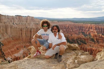 Simoncelli, junto a su padre Paolo, tras una carrera en Laguna Seca.