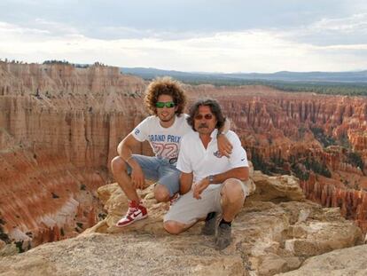 Simoncelli, junto a su padre Paolo, tras una carrera en Laguna Seca.