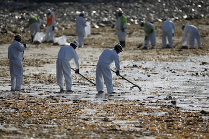 Más de 70 personas participaban este miércoles en los trabajos de limpieza de petróleo en la playa de Refugio, en la zona de Goleta, California. Esta es una zona de cámping muy popular y el desastre se produce apenas a unos días del comienzo de la temporada turística.