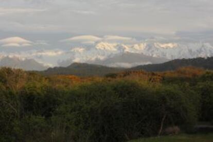 Los Alpes del Sur, en nueva Zelanda, vistos desde la costa.