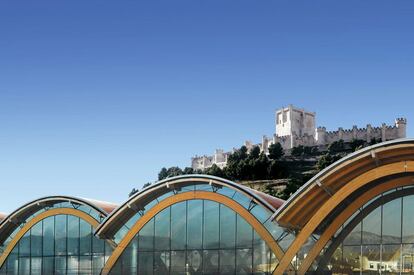 El estudio del británico Richard Rogers proyectó esta bodega de Peñafiel al pie de la colina del excepcional castillo medieval de esta localidad vitivinícola de la Ribera del Duero. Su perfil está marcado por cinco bóvedas parabólicas entrelazadas y revestidas de piezas cerámicas de gran formato.