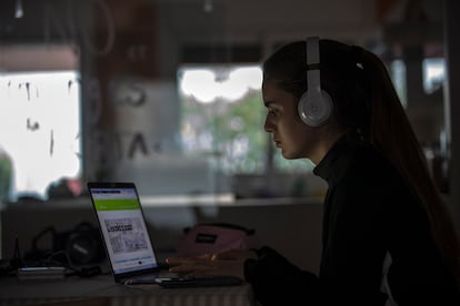 Una alumna de ESO siguiendo las clases en su ordenador.