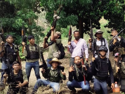 Miembros del Cartel de Sinaloa muestran su armamento en una fotografía del libro Sicario Warfare, de Eduardo Giralt Brun, Emmanuel Massú y Pouria Khojastehpay.