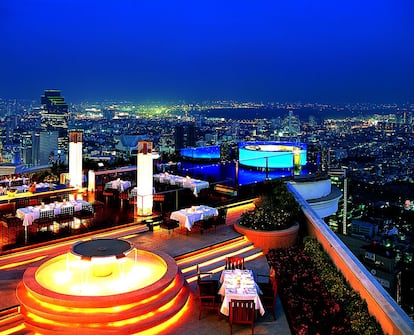 El lebua at State Tower es un establecimiento de lujo con vistas al río Chao Phraya, y se encuentra en la zona Silom de Bangkok. Espectaculares vistas a la ciudad desde el restaurante al aire libre Sirocco, que elabora cocina mediterránea.