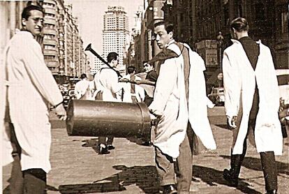 Mudanza en 1958 por la Gran Vía hacia la Ciudad Universitaria de Madrid.