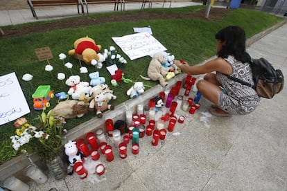 Objetos colocados ante el Ayuntamiento de Rubí por los dos fallecidos por el atentado en Las Ramblas de Barcelona.