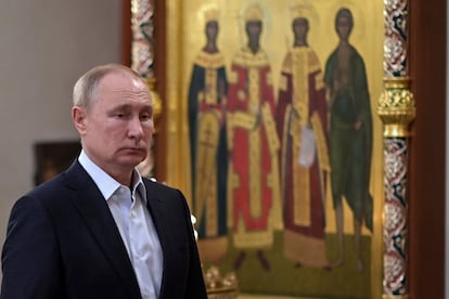 El presidente de Rusia, Vladímir Putin, durante una misa por la Navidad ortodoxa en Novo-Ogaryovo, cerca de Moscú.