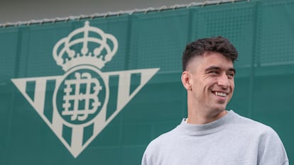 Marc Roca, centrocampista del Betis, posa en la ciudad deportiva Luis del Sol.