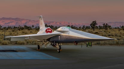 El avión supersónico X-59 de la NASA en las instalaciones Skunk Works de Lockheed Martin al amanecer en Palmdale, California.