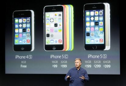 El iPhone 5 C costará 99 dólares en su versión de 16 gigas, con contrato de dos años. Mientras que la versión de 64 gigas del iPhone 5 S valdrá 399 dólares, también con contrato de dos años.