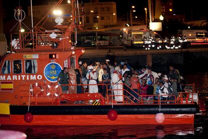 Salvamento Marítimo traslada al puerto de Cartagena a un grupo de inmigrantes interceptados en el mar.