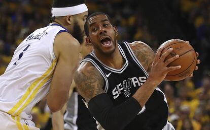 Aldridge trata de superar a McGee,