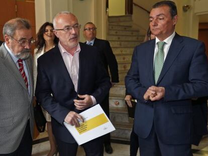 Antonio Montiel (Podemos), entre Jos&eacute; Vicente Gonz&aacute;lez (Cierval) y Salvador Navarro (CEV).