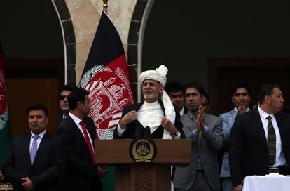 Ashraf Ghani, en el centro, abre su chaqueta después de que dos cohetes alcanzasen el perímetro del palacio presidencial de Kabul, este lunes, durante su discurso.