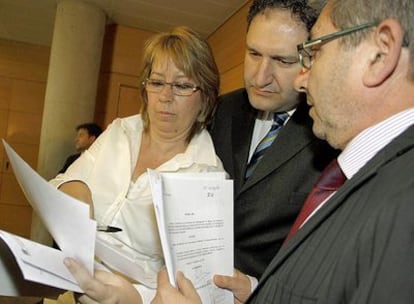 Maru Menéndez, José Cepeda y Adolfo Navarro, miembros del PSOE en la comisión.