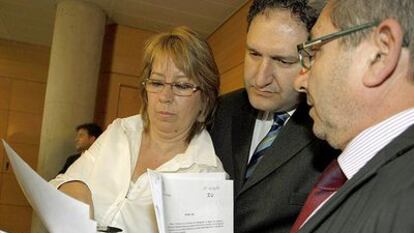 José Cepeda, en el centro de la fotografía en una imagen de archivo en la Asamblea de Madrid.