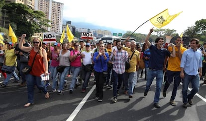 Miguel Pizarro (C), diputado de la coalición venezolana de partidos de oposición (MUD), grita consignas junto a otros partidarios de la oposición, en Caracas.