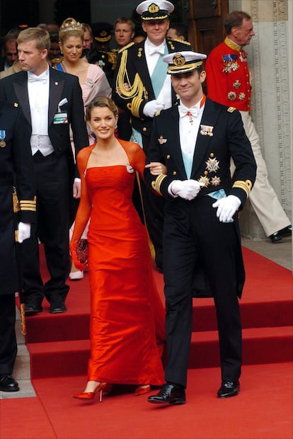 Tras anunciar su compromiso, Felipe de Borbón y doña Letizia Ortiz acudieron a su primer acto juntos ante la realeza: la boda real del príncipe heredero Federico de Dinamarca y la abogada australiana Mary Elizabeth Donaldson, celebrada en la catedral de Copenhague, en mayo de 2004.