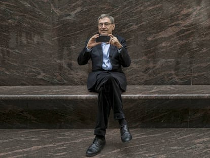 El premio Nobel Orhan Pamuk, fotografiado en Barcelona momentos antes de la presentación de su ultimo libro 'La Mujer de pelo rojo'.