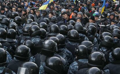 Miles de personas siguen acorralando a la sede del Ejecutivo ucranio, fuertemente protegido por la policía.