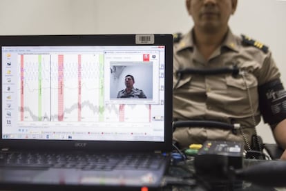 Un agente peruano se somete a una prueba de polígrafo.