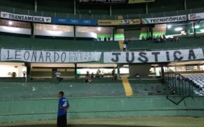 Torcida do Coritiba protesta após a morte de Leonardo Brandão.