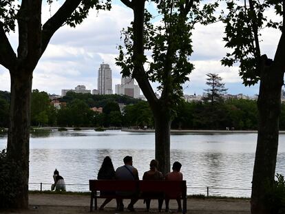 Varias personas disfrutan del día junto al Lago de la Casa de Campo, en Madrid.