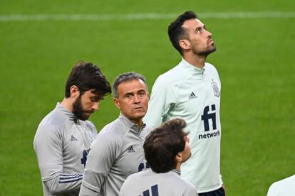 Luis Enrique y Sergio Busquets, ambos en el centro, durante el entrenamiento de la selección española en el estadio Friends Arena de Solna previo al partido de este jueves ante Suecia y valedero para la clasificación del Mundial 2022. (AFP)