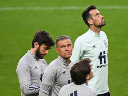 Luis Enrique y Sergio Busquets, ambos en el centro, durante el entrenamiento de la selección española en el estadio Friends Arena de Solna previo al partido de este jueves ante Suecia y valedero para la clasificación del Mundial 2022. (AFP)