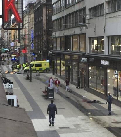 Los servicios de emergencia trabajan en el lugar donde el camión se ha estrellado contra una tienda en el centro de Estocolmo.