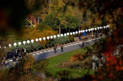 Los globos rellenos de helio de la Frontera de luz en el Mauerpark. Entre el 7 y el 9 de noviembre su luz dividirá la capital alemana.