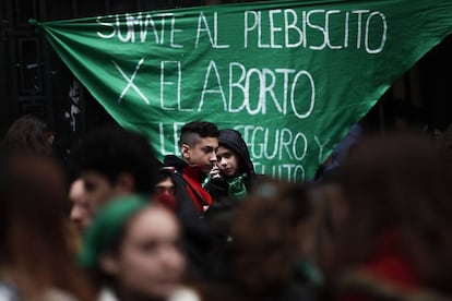 Estudiantes de la escuela de Bellas Artes Rogelio Yrurtia manifestándose hace unos días a favor de la legalización del aborto.