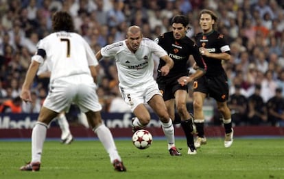 Zidane y Perrotta pugna por el balón ante Raúl y Totti en el Madrid-Roma de Champions de 2004