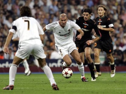 Zidane joga contra a Roma na Champions de 2004.