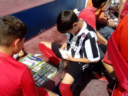 Niños intercambiando cromos del San Bartolomé C. F. de Lanzarote.