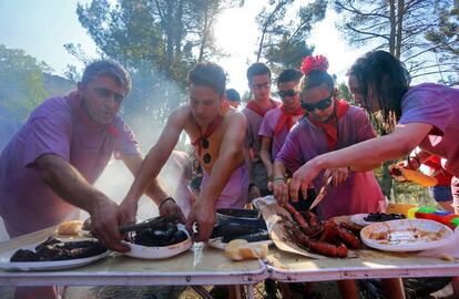 Los romeros que acudían a cumplir con el rito, a finales de los años cuarenta del siglo pasado, iniciaron, como diversión, los primeros escarceos de tirarse vino para terminar en toda una "batalla".