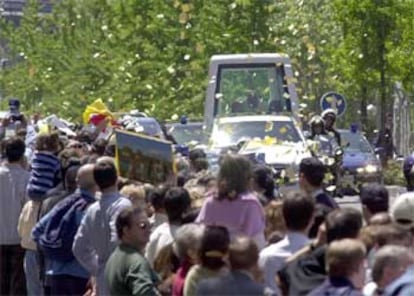 A lo largo del recorrido del <i>papamóvil</i> por las calles de Madrid, numerosas personas han vitoreado al Pontífice, han arrojado confeti al paso del vehículo y han agitado banderolas, pañuelos amarillos y cintas con el lema de este viaje papal "Seréis mis testigos".