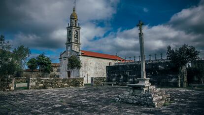 Vista de la parroquia de San Martiño de Cores, en Ponteceso, donde era párroco Luis Varela Rama, quien ha sido declarado padre de un vecino de 54 años que reclamó la filiación tras su fallecimiento.