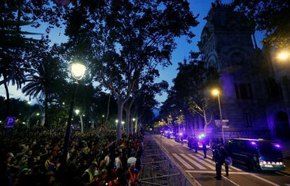 Manifestantes rechazan la sentencia contra los políticos presos, concentrandose frente al Tribunal Superior de Justicia de Cataluña (TSJC) en Barcelona.