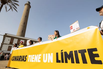 Maspalomas es una de las zonas de mayor concentración turística de Gran Canaria. En la imagen, los manifestantes sostienen una pancarta con el lema "Canarias tiene un límite".  