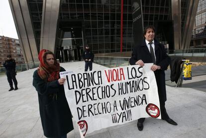 Manifestantes de la plataforma 'Stop desahucios', a las puertas de la sede de Bankia en Plaza Castilla.